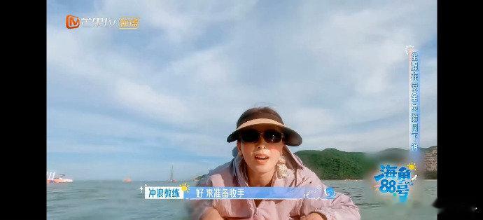 刘涛粘在了冲浪板上海角88号刘涛[超话]涛姐在冲浪板上也太拼了！摔了好几次膝盖磕