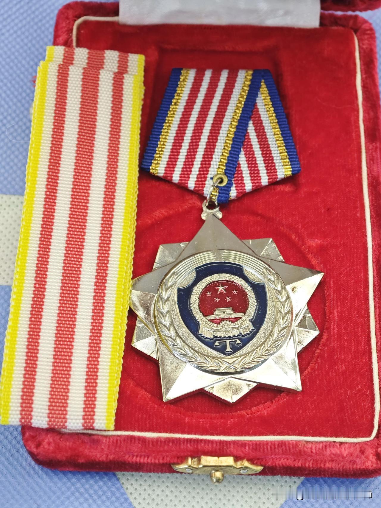 记录我的2026这枚荣誉章是1991年司法部设立的银星荣誉章，专门授予在1949