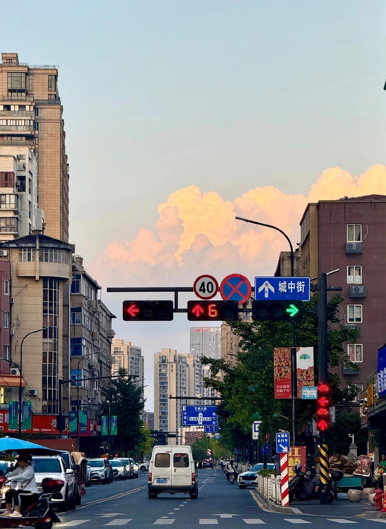 在北京打拼多年，
扛不住高房价的压力，
最低也得200万起步，
内卷的节奏让人身