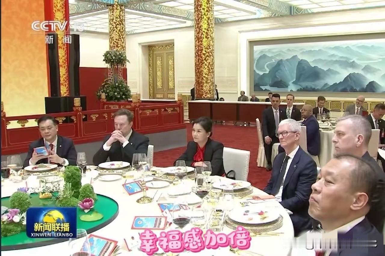 那场顶级饭局的照片流出来，大家都在盯着杨总看，确实稳得可怕。反倒是军哥看着有点心