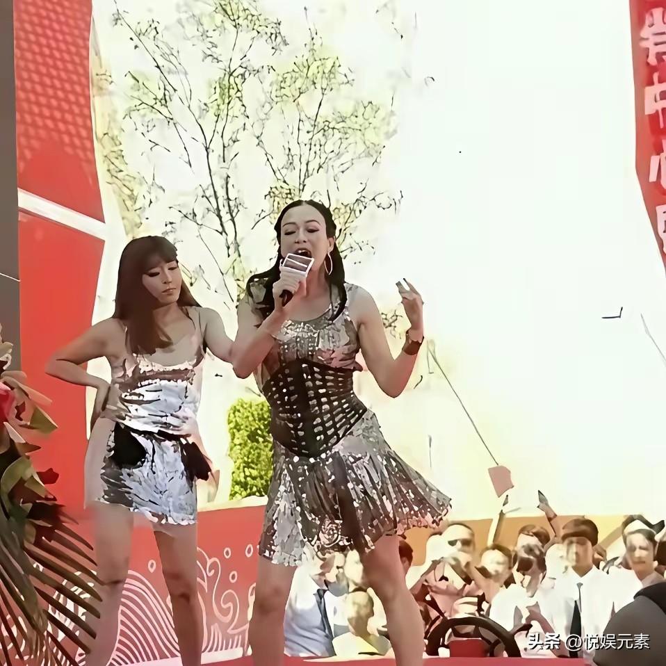 港台超级巨星钟丽缇怎么混成这样了呢？
以前可是“华裔小姐”冠军，香港玉女的掌门人