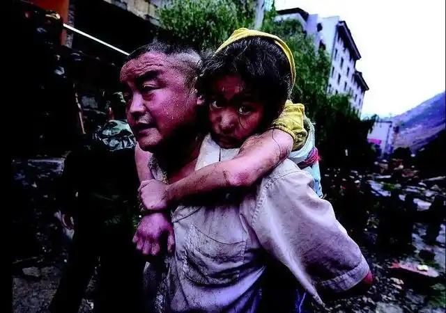 2008年，汶川地震，11岁的李佳芹被埋在废墟下十几个小时，她的父亲却不顾他人的