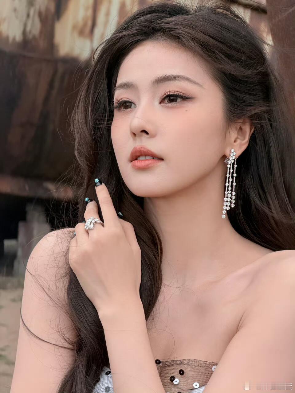 白鹿  白鹿这次星光大赏的妆造真的是太漂亮了，每个造型都非常的美啊白鹿｜ 