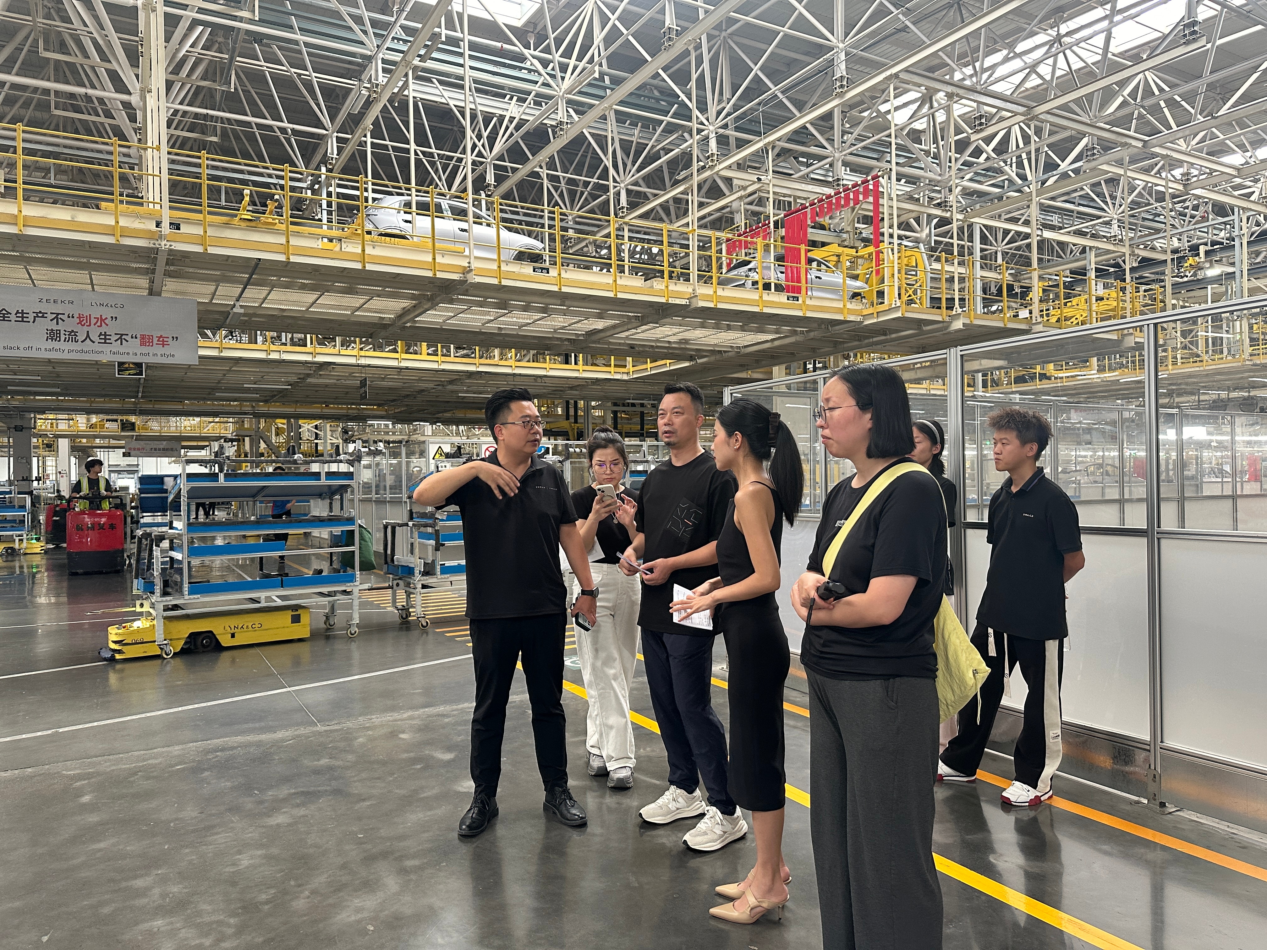 打卡领克成都工厂总装车间沉浸式感受世界级智造流水线，AGV无人物流、智能工位终端