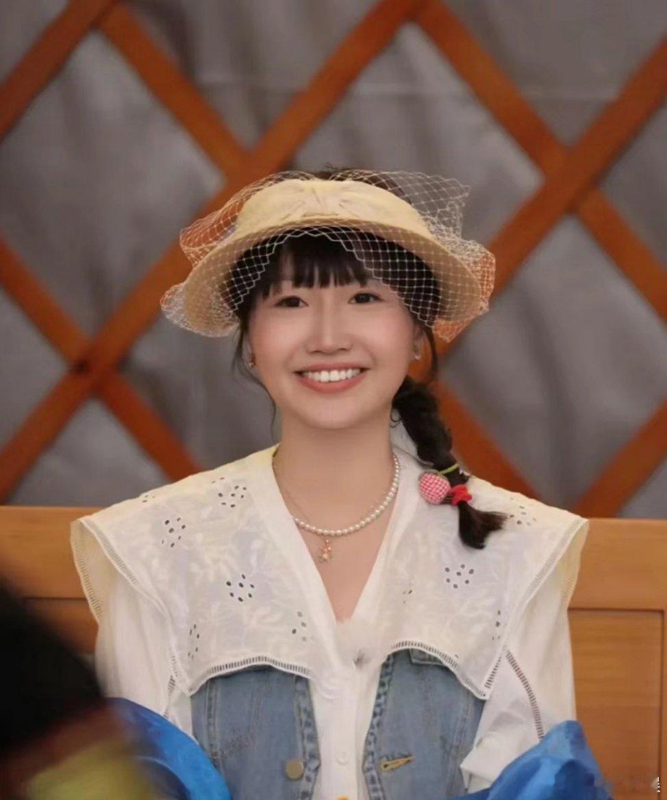 杨子 死嘴快嚼啊 看来一物降一物没错，杨子不怕黄圣依，却怕麦琳的身影。扬子在屋里