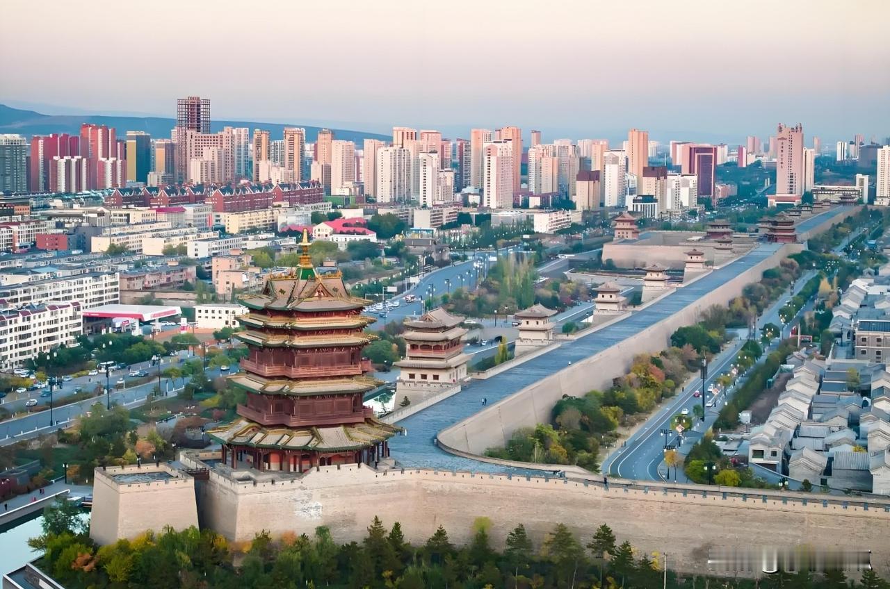 大同“一轴双城”，古代与现代城市的交融与对照，展现得淋漓尽致，梁思成纪念馆在古城
