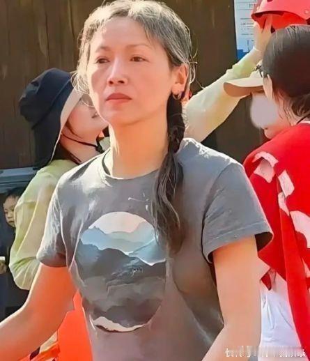 刘德华唯一舞台跪地求婚的女星吴倩莲！演唱会当众表白惨遭婉拒，如今56岁满头白发低