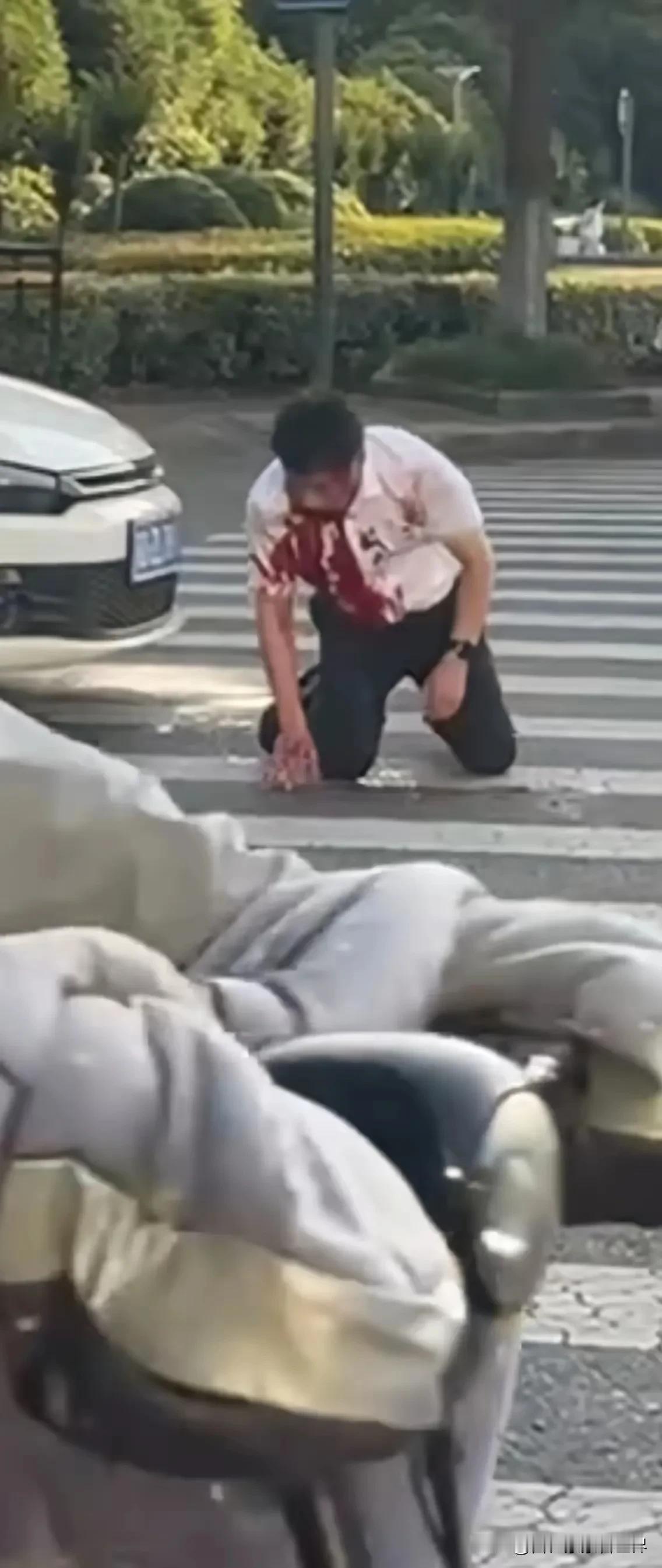 上个月5月28号江苏常州的事，此男子为了挽回要跟他分手的女友，不惜在女友车前割喉