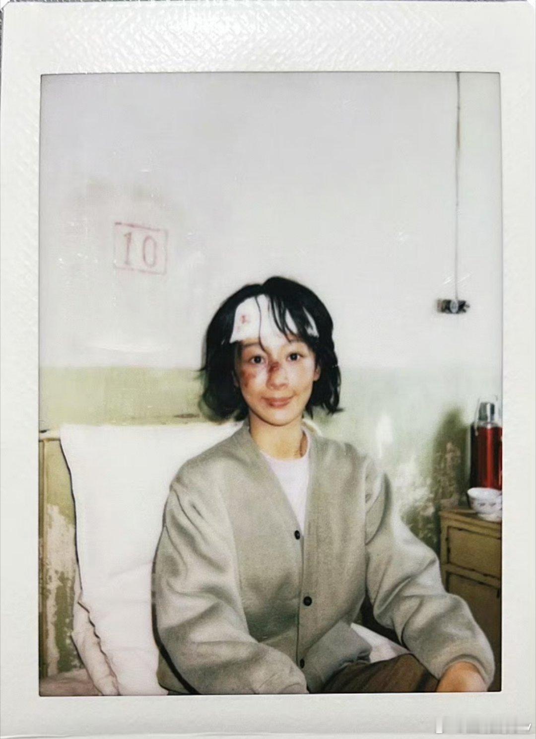 胡歌拥抱并夸了杨紫 这么优秀的青年演员杨紫，换我直接就亲上去了，胡歌还是太保守了