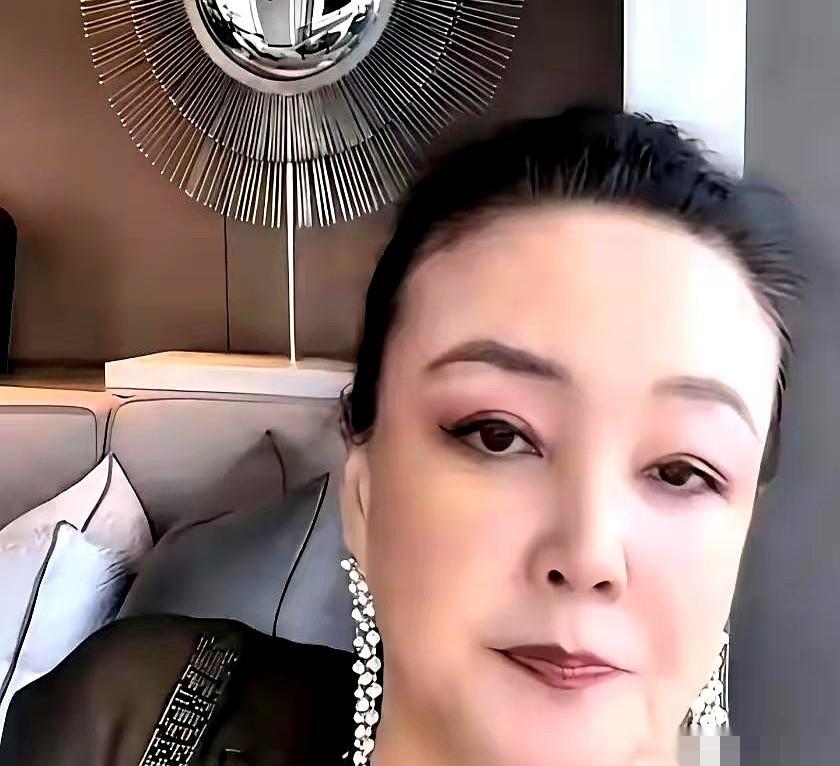 张兰，
听我一句劝
先别纠结家里的杂事了，
赶紧多把精力放在自己身上。
她前半辈