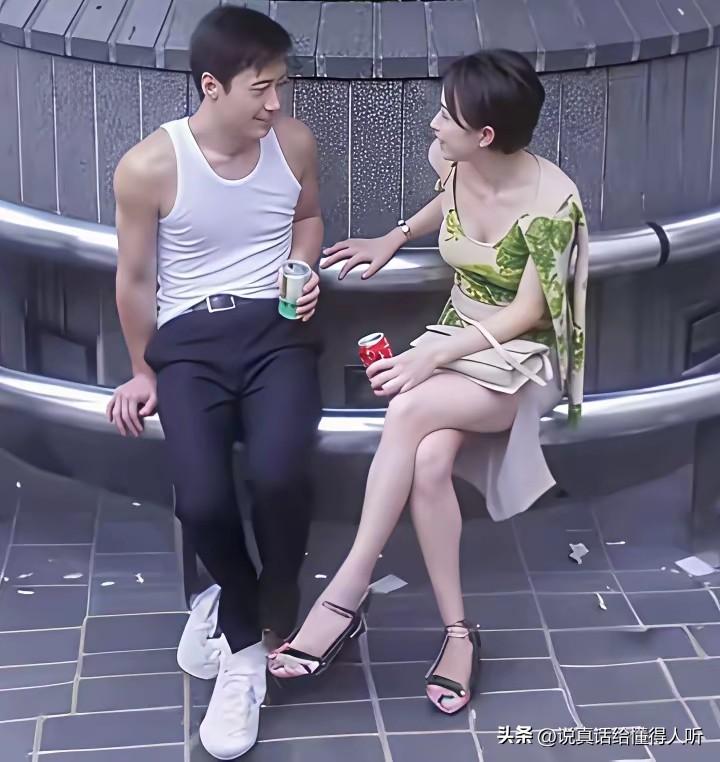 嘉玲穿着一直很大胆