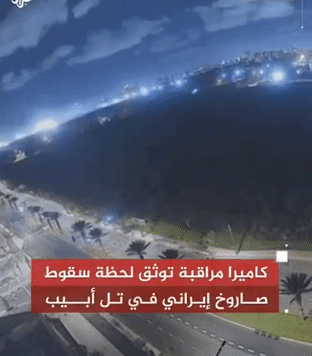 伊朗导弹雨当天，一套以色列“箭2”防空系统布置在道路的棕榈树附近，看来伊朗情报也