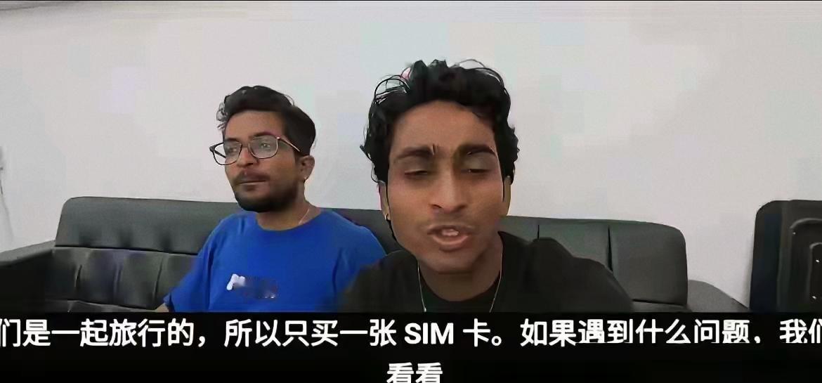 两名印度男子上了公交车，没买票。司机没有拦，让他们顺顺利利坐到了目的地。下车后俩