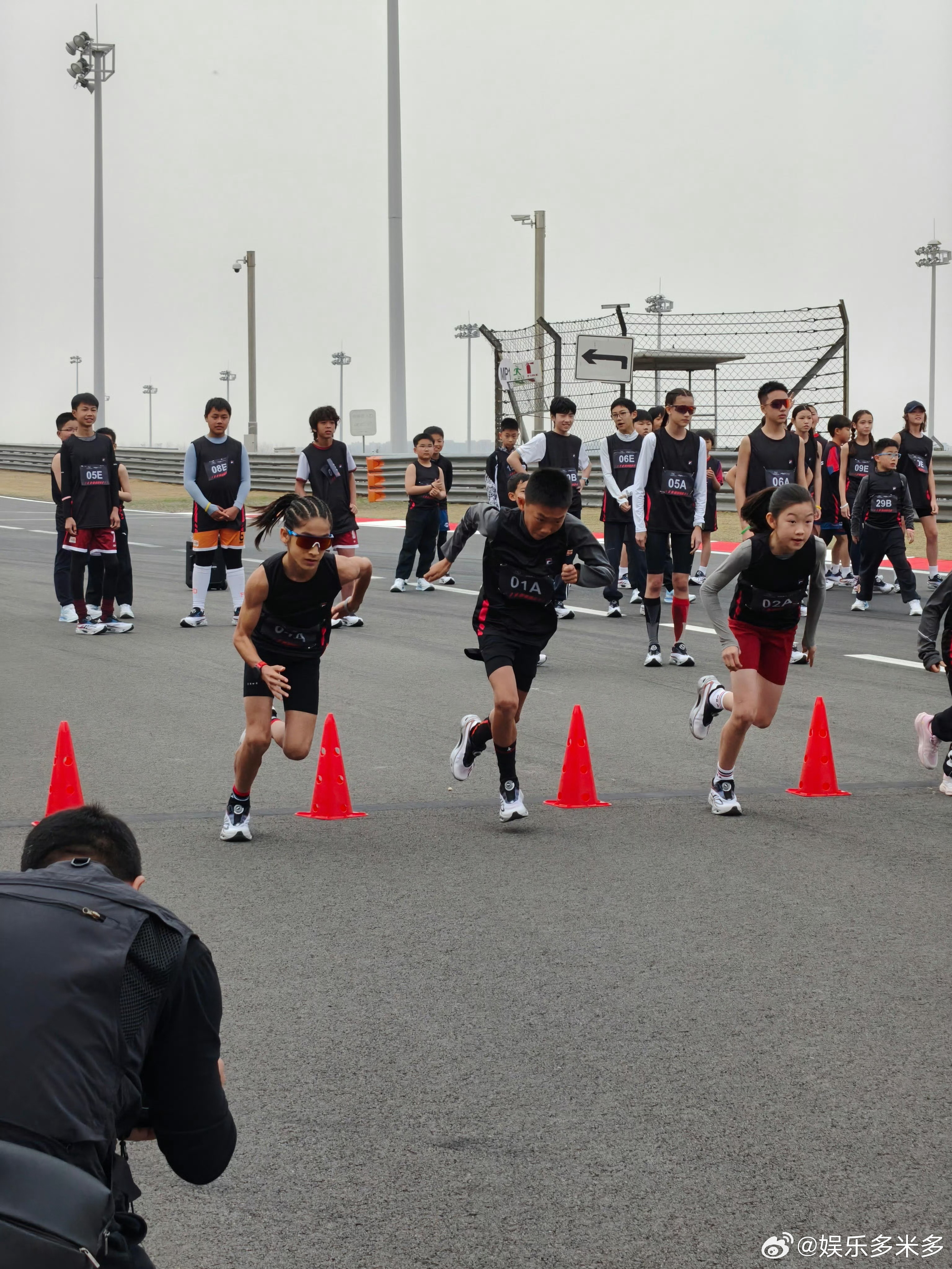 上海赛道送走F1又迎来小孩炸场在上海被小孩的速度卷到了 刚送走F1赛车手，赛道就