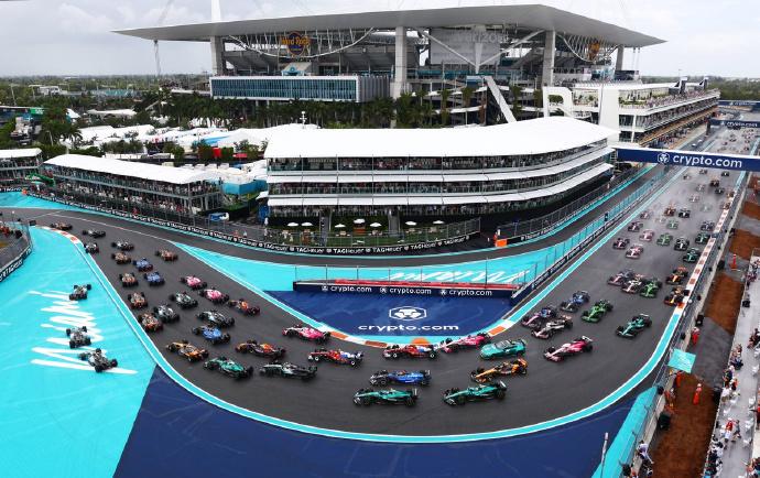 一张图看懂迈阿密，一号弯永远是检验勇气的考场
F1官方这张发车一号弯的图，看着就