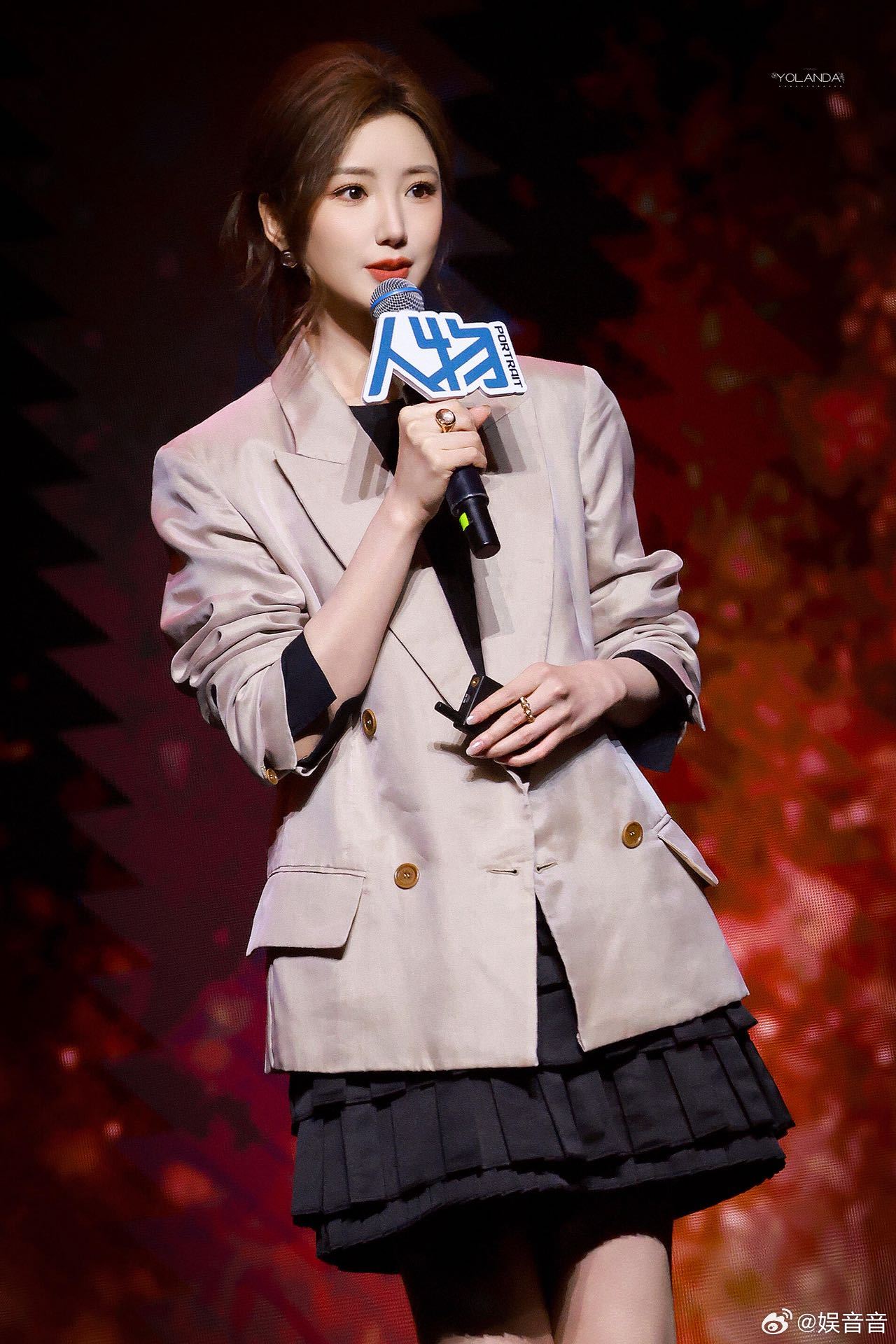 毛晓彤这组完全妈咪级别 疯狂心动毛晓彤这组造型！西装配连衣裙干练又精致，气质直接