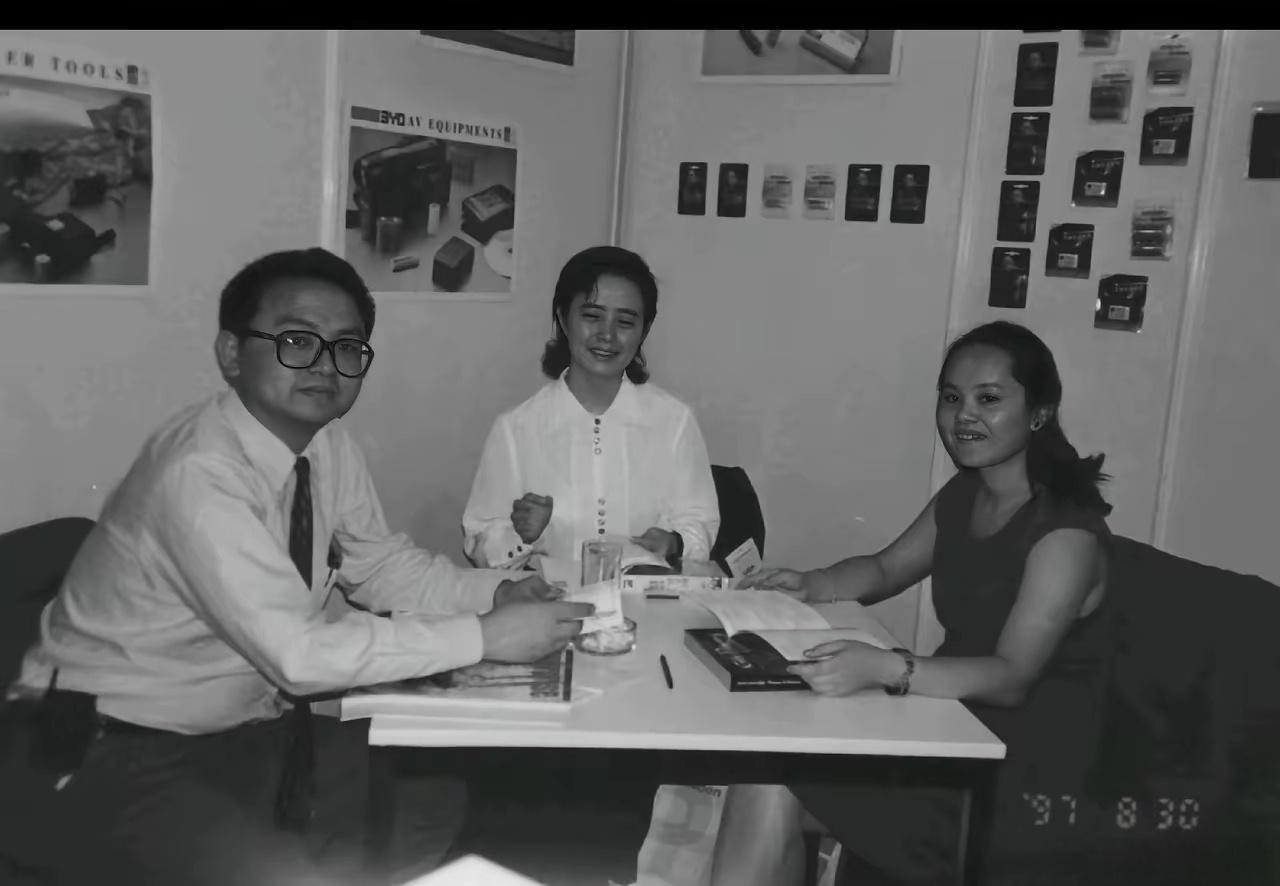 1997年，王传福和李珂在欧洲展会上，那会儿王总已有手机。不愧是大佬，能预感到未