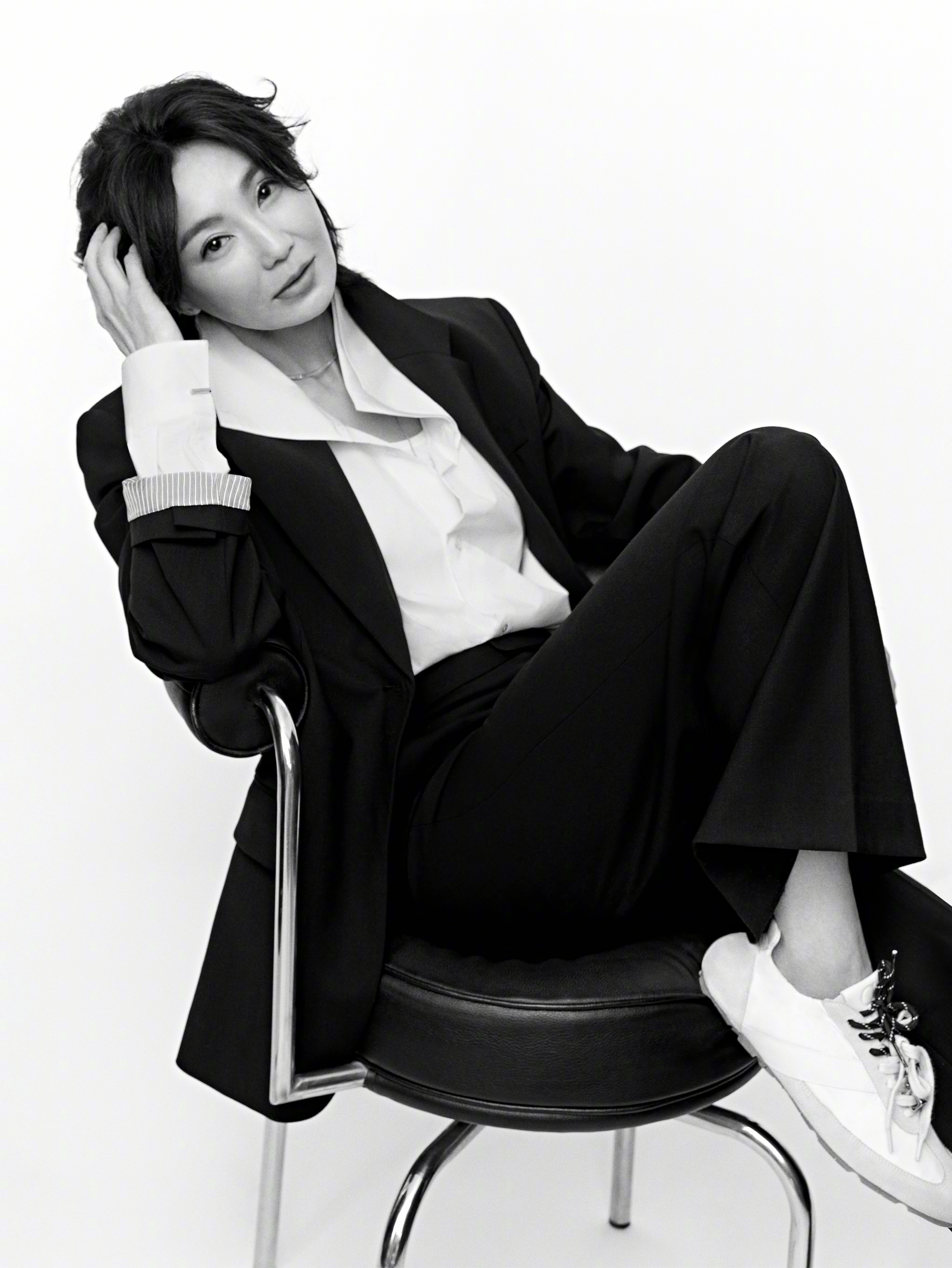 张曼玉  MO&Co. 全球代言人上线！一组简洁时髦的风格大片，很契合她如今随性