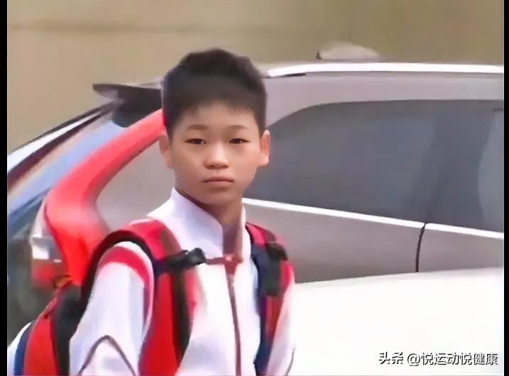 全红婵这一回头，看哭了多少人！
 
东京奥运出征现场，人群熙攘里，她忽然回头。那