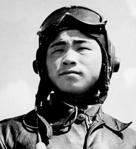 朝鲜战争中，一辽宁老乡正种地，不远处飘来一降落伞。

辽宁老乡李富贵抡着锄头刚翻