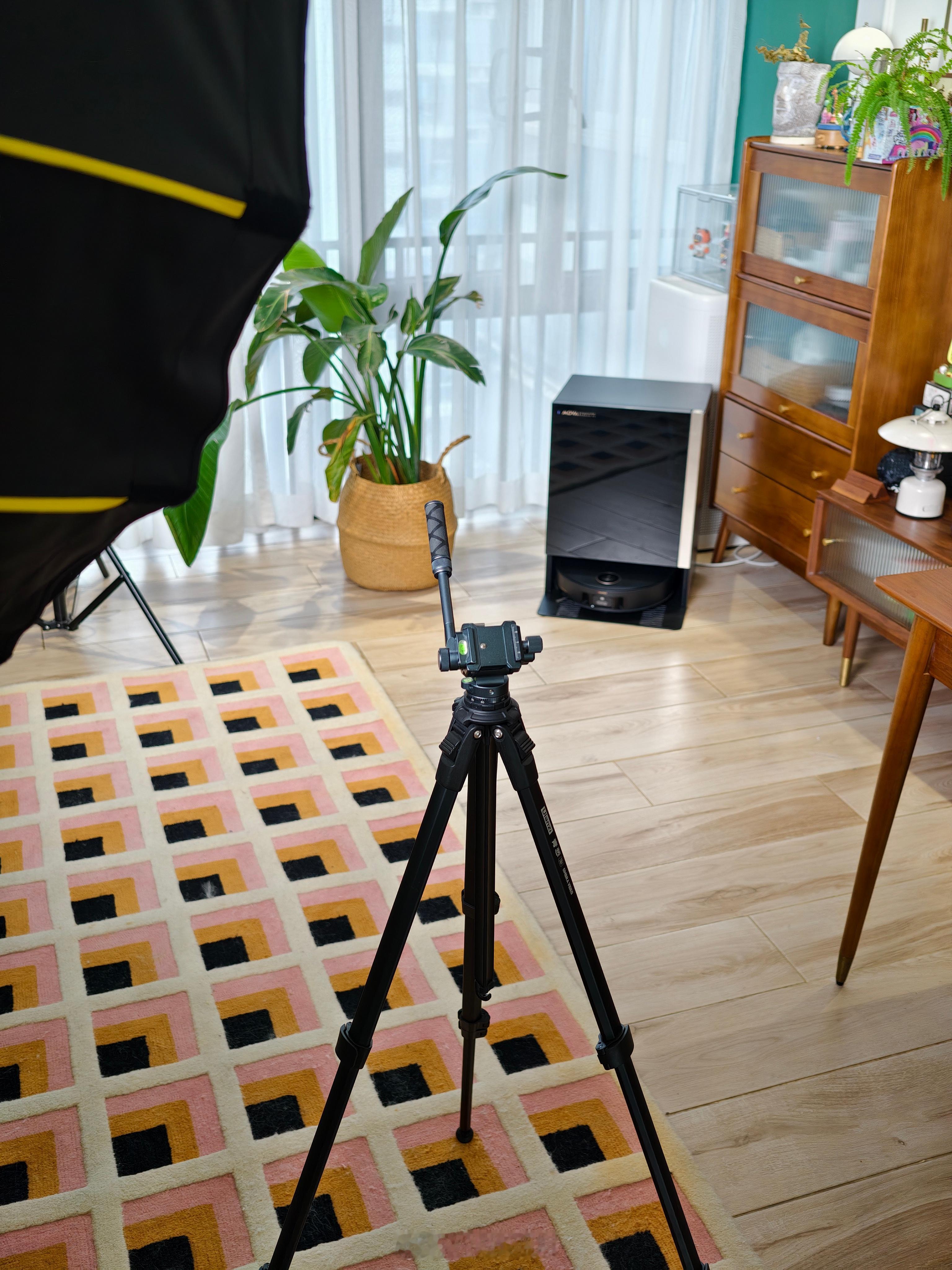 今天在家拍一款扫地机器人家里太乱了，稍微整理收拾了一下太多零碎的东西，可能一年都