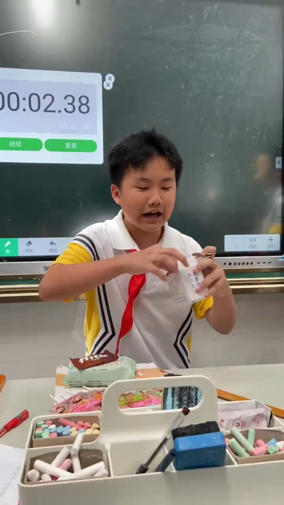 #小学生模仿主播带货##小孩哥模仿主播带货# 看小孩哥的带货表演，感受童年的纯真