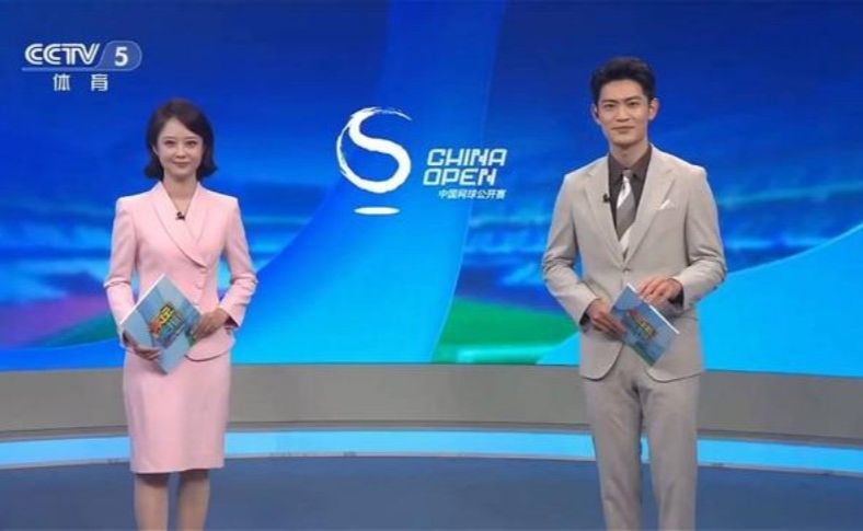 7分13秒的罕见排面！郑钦文中网夺冠登上央视，主播非常之兴奋