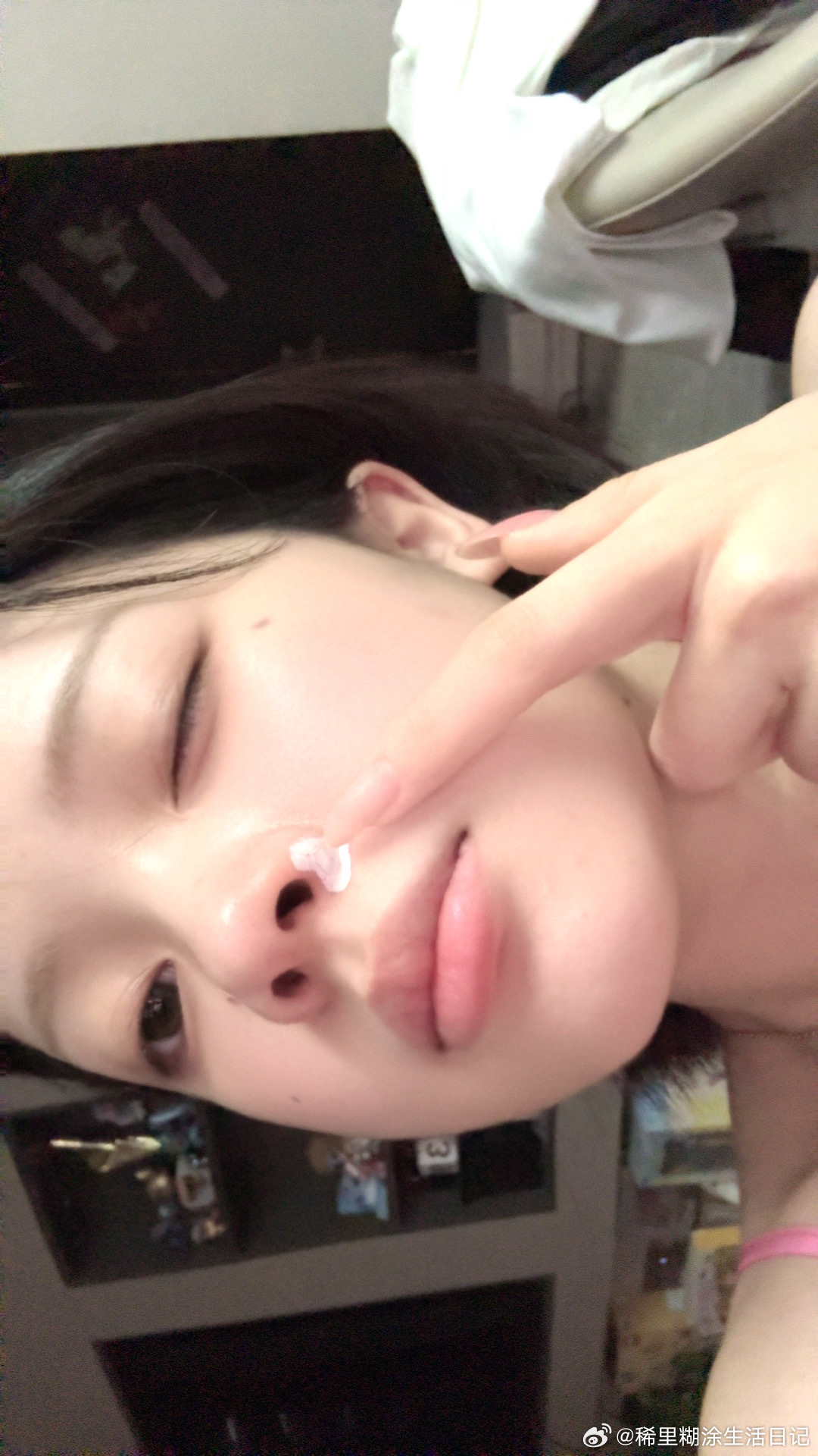鼻孔旁边长个痘。我怎么能这么容易上火吧草莓奶芙 你又害我 