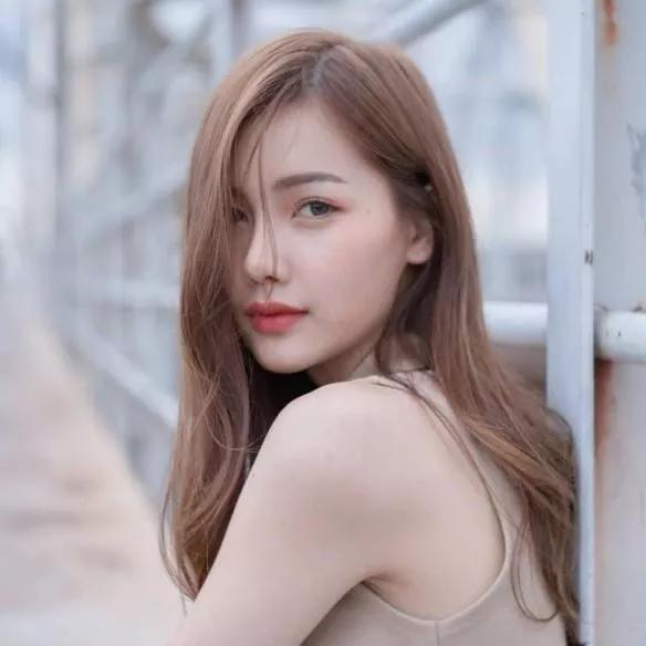 阳光下的少女，温柔而迷人阳光白裙少女 阳光少女照 甜系少女照 秋日少女照 清透少