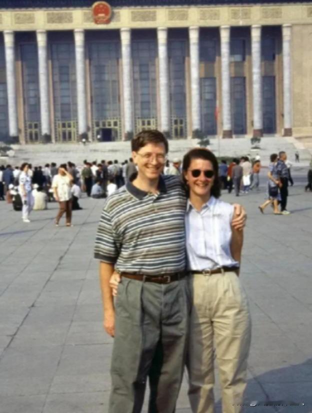 1995年，比尔盖茨以200亿美元身家成为世界首富。开心之下，他当年夏天便带着妻