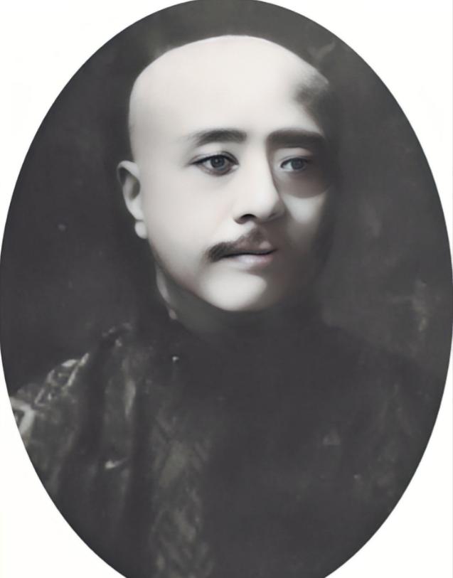这位大脑门，双目如炬的男子正是中国末科殿试第四名。除了进士前三名（一甲），分别称