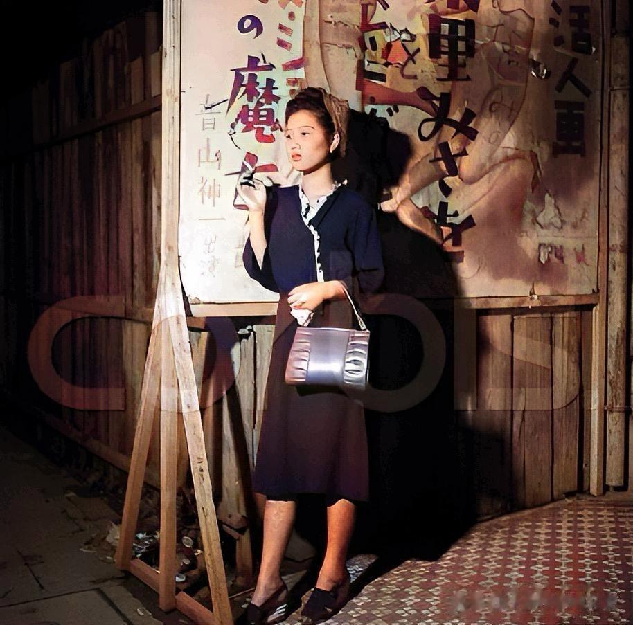 50年代，一名站在街边等待客人上门的日本妓女，她曾经是日本政府以“挺身救国”的名