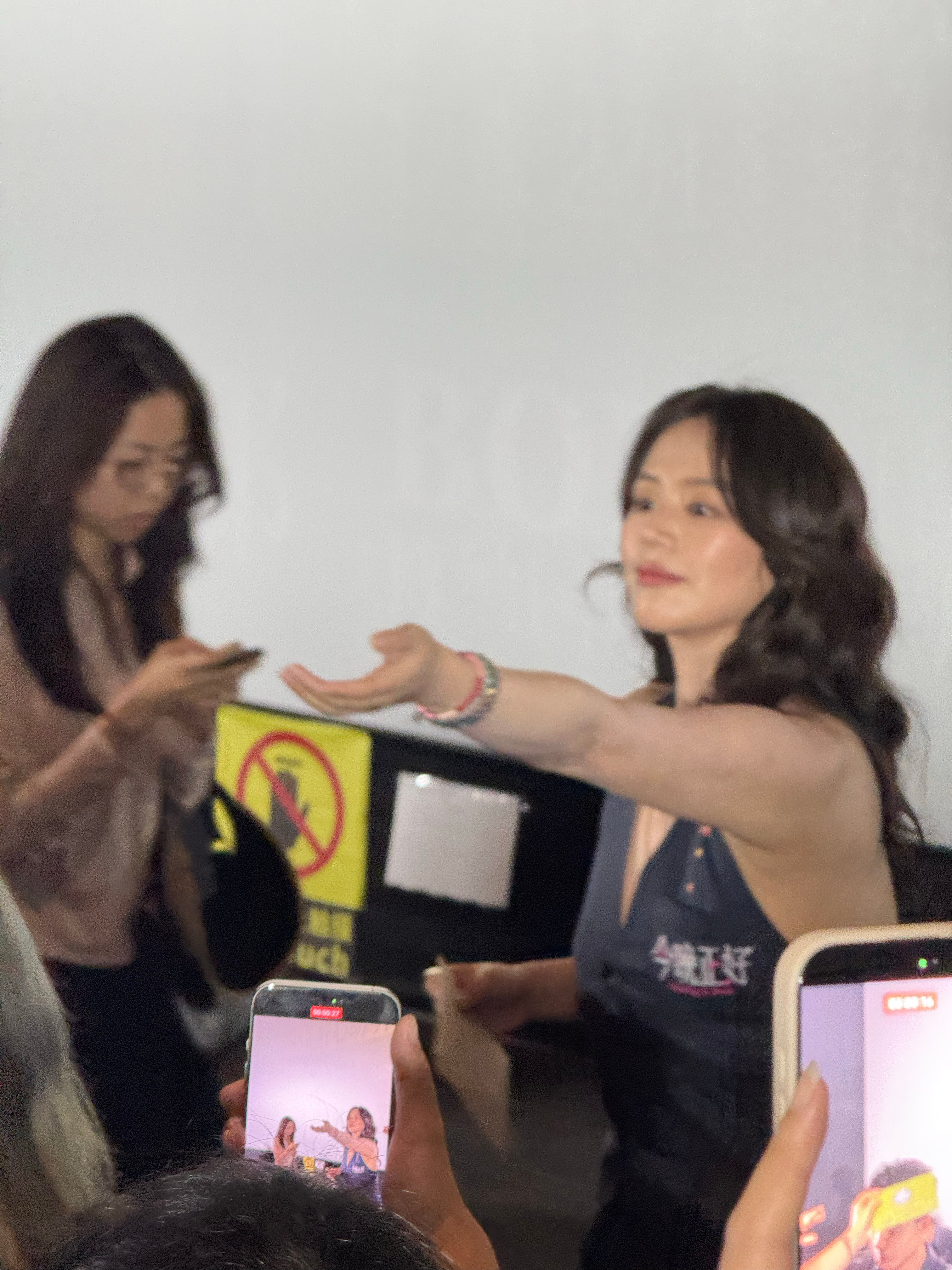 马思纯好美好辣马思纯成都路演状态马思纯成都路演现场状态直接美出圈！黑色无袖马甲造