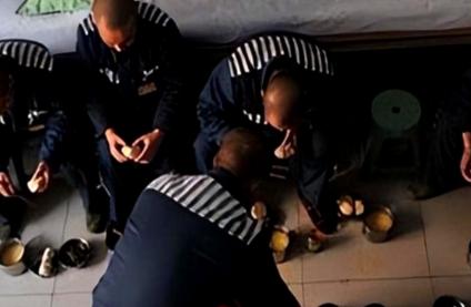 2009年山西一退役武警被刑拘，进入监室的第一天就碰到狱霸，连扇退役武警5个耳光