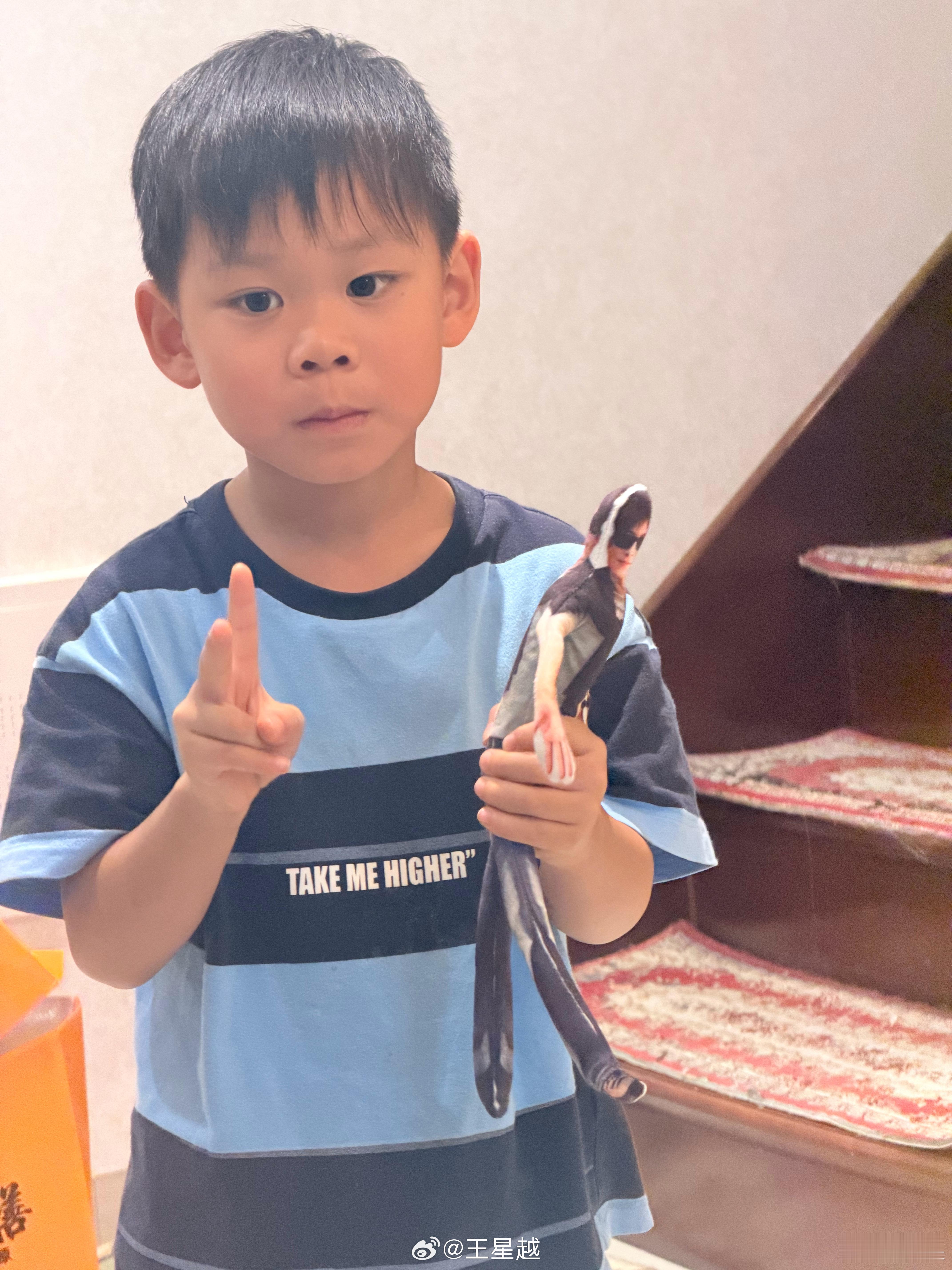 王星越牛舔头王星越做服贴软化做成牛舔头了 要被王星越笑亖在这里，特意发了个重要通