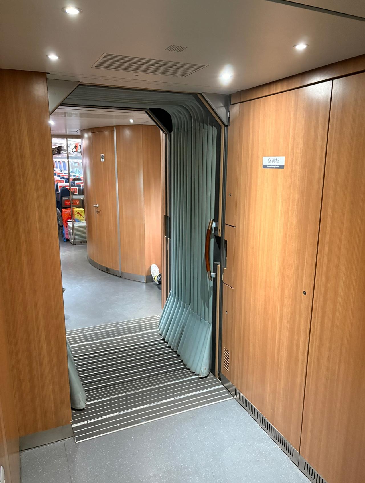 火车餐车

这次回老家的时候，坐的火车。
第一次去火车里面的餐车用了一次餐，
感