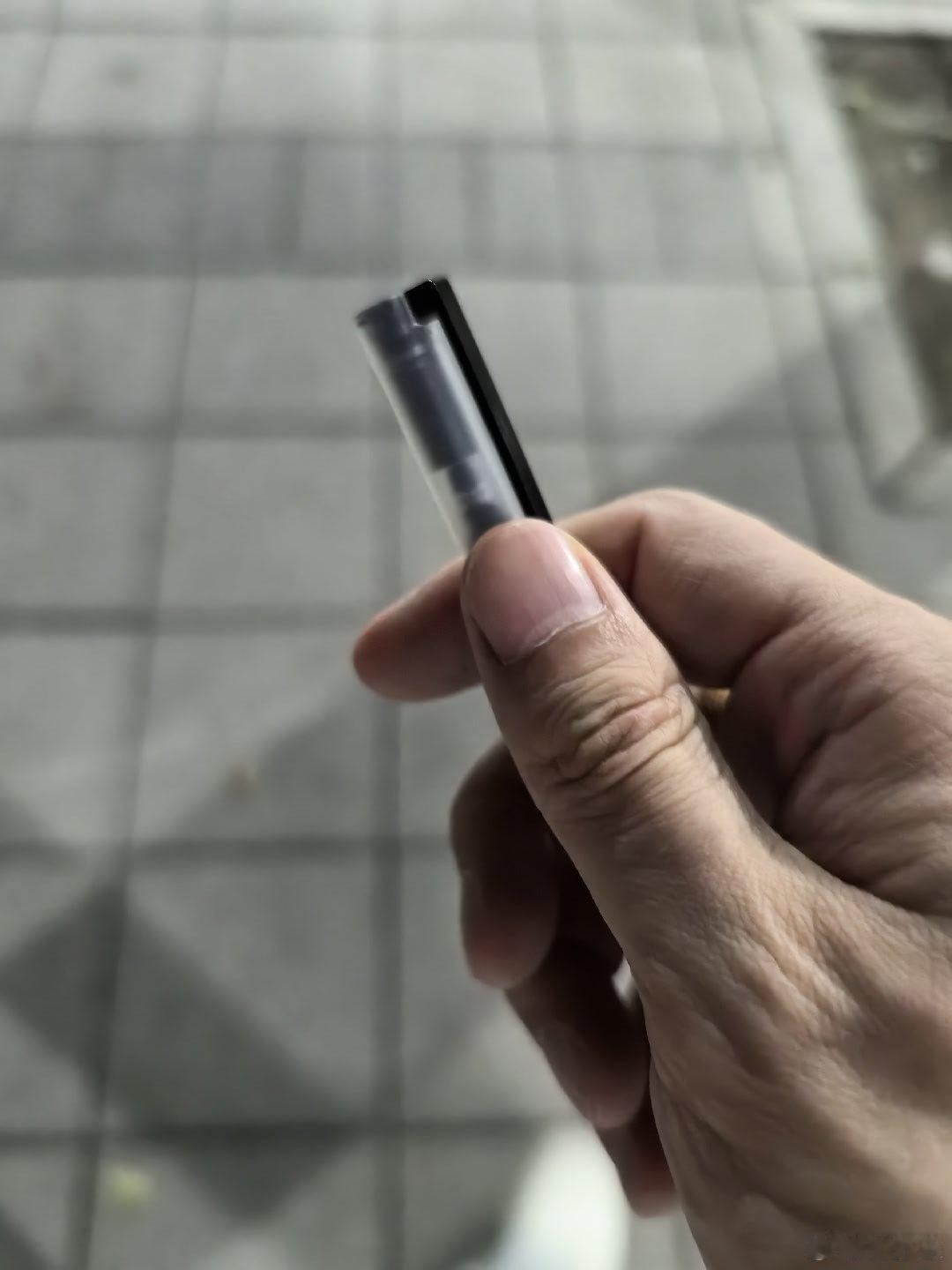 晚上出门散步，本该带手机，但是，一摸，裤兜里装了一根笔 ​​​