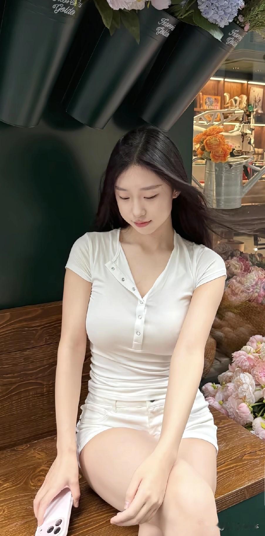 白色短袖与短裤的完美搭配，轻松自在，尽显青春活力！