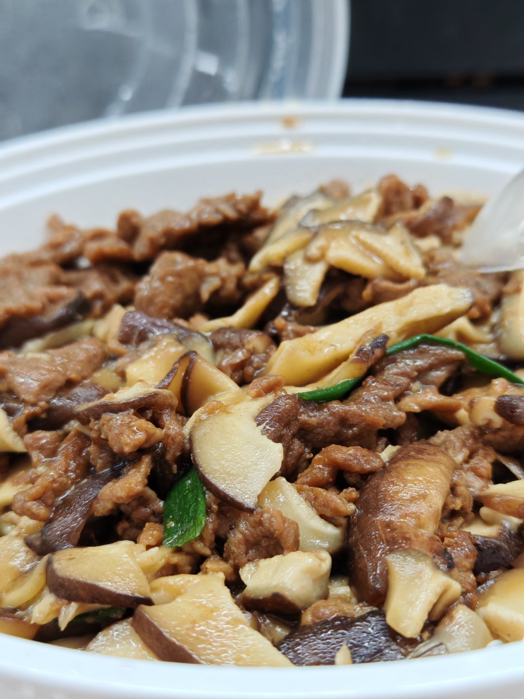 中午尝了一个鲜菇牛肉饭，一般般吧，不惊艳 