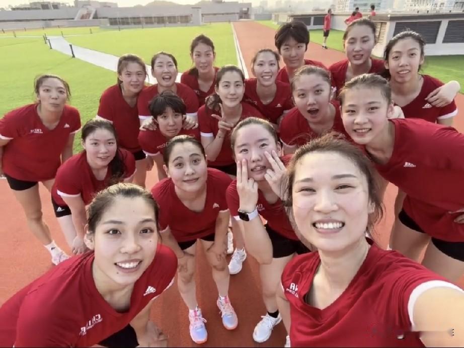 王梦洁用一张相片说明4个真相

1.中国女排现在的队伍没有饭圈，团结友爱十分和谐