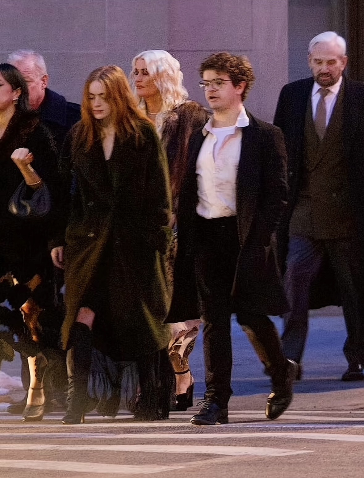 嗑颜bot Sadie Sink 在 Maya Hawke 的婚礼上 