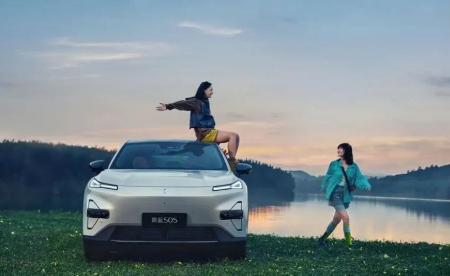 #深蓝S05 多彩生活记录者#
深蓝 S05 是一款 15 万元级别的 SUV，