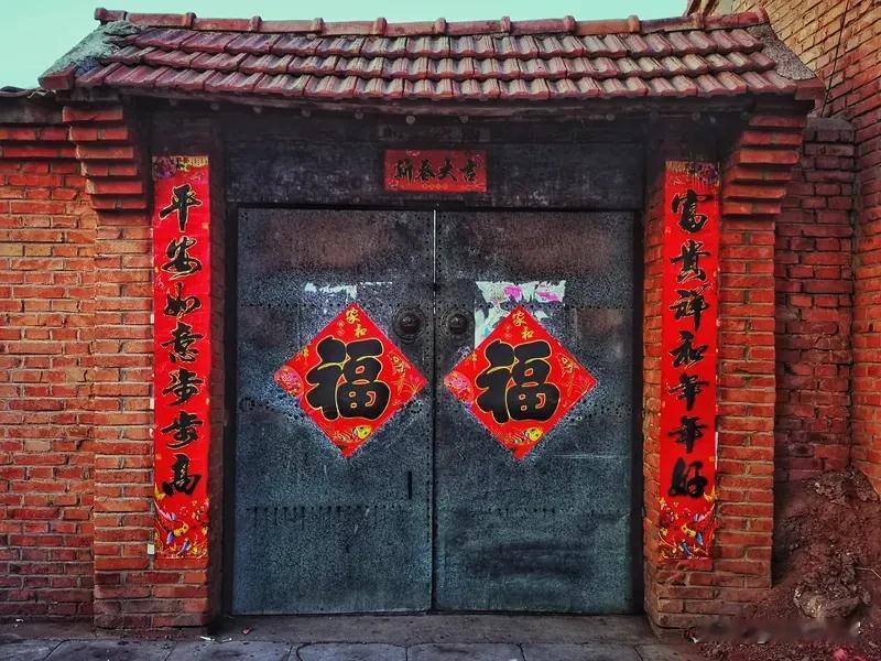 关于过年的话题 
【卜算子】打工夫过年
来去雪飞天，
作息心思室。
家里年年皆不