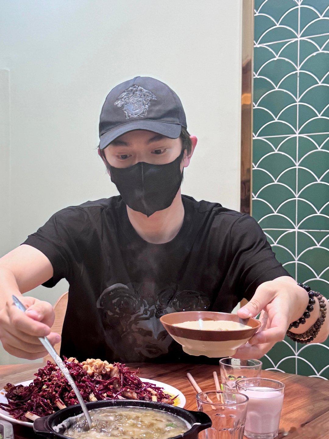丁禹兮发了自拍丁禹兮最新营业请大家隔空吃川菜[憧憬]素颜自拍瞩目的大双眼皮[哇]