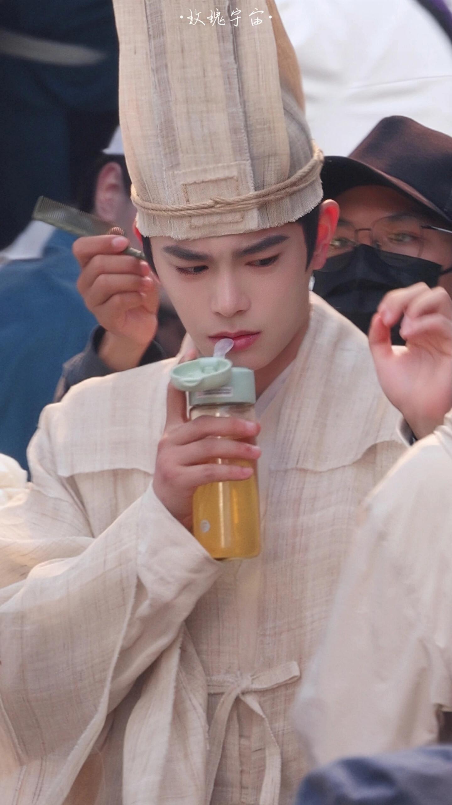 卫韫惨兮兮但小丁可可爱爱！怎么辣么多小表情啊！每一张都很想知道当时发生了什么哈哈