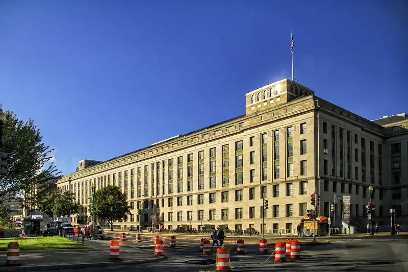 2月14日，美国国土安全部陷入“停摆”状态。12日，美国国会参议院未能推进对国土