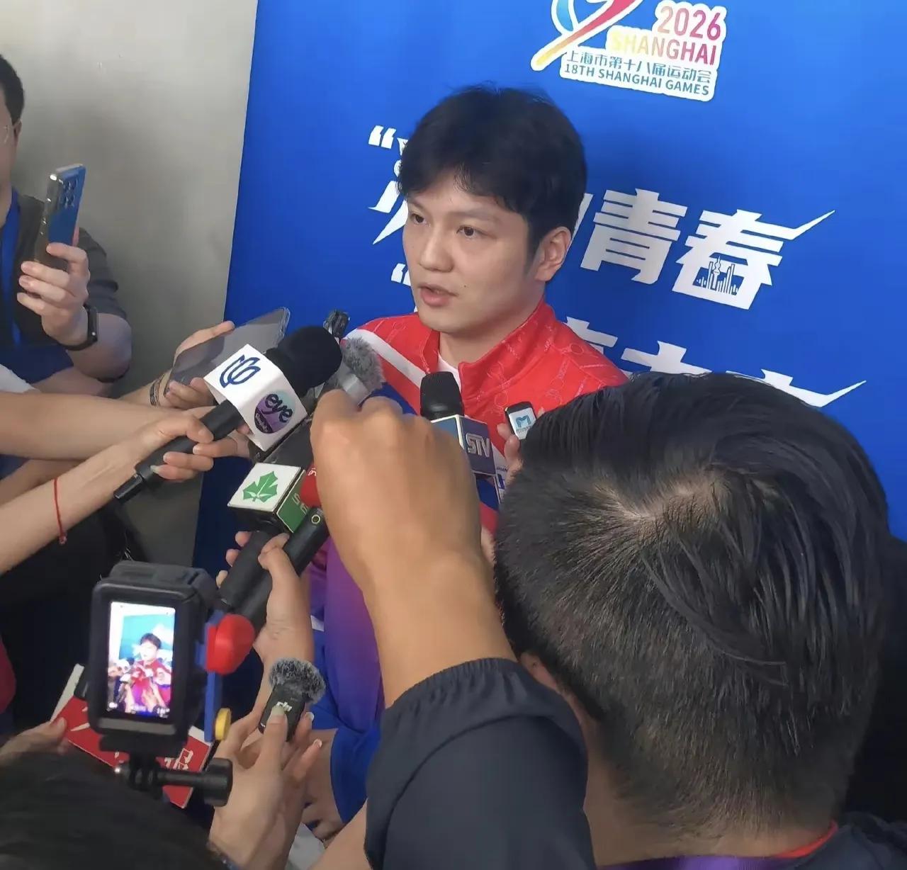 藏不住了，樊振东回国低调，参加出席上海市运会开幕式被团团包围
6月27日下午，樊
