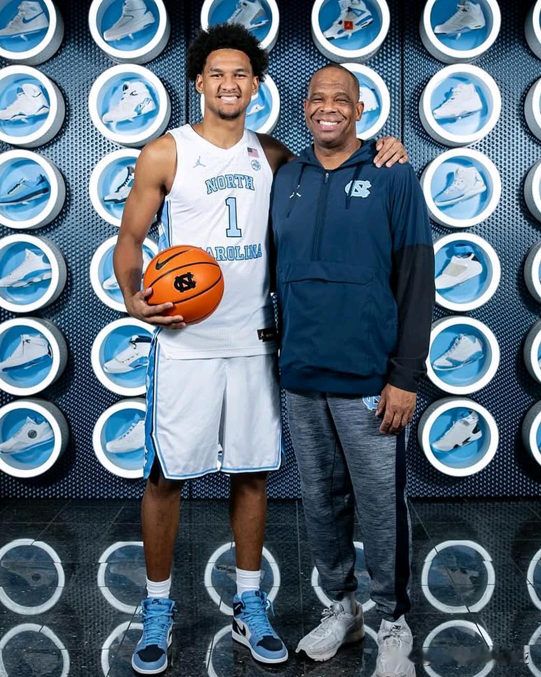 前锋Maximo Adams是北卡这届收到的第一位加盟者，喀麦隆中锋Amadou