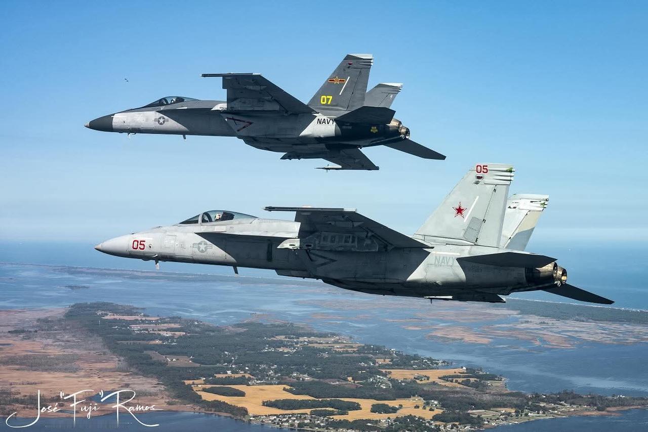 人民空军最近装备的歼-18战斗机，看看眼熟不，是不是和洪湖推出的教十最新改进型非