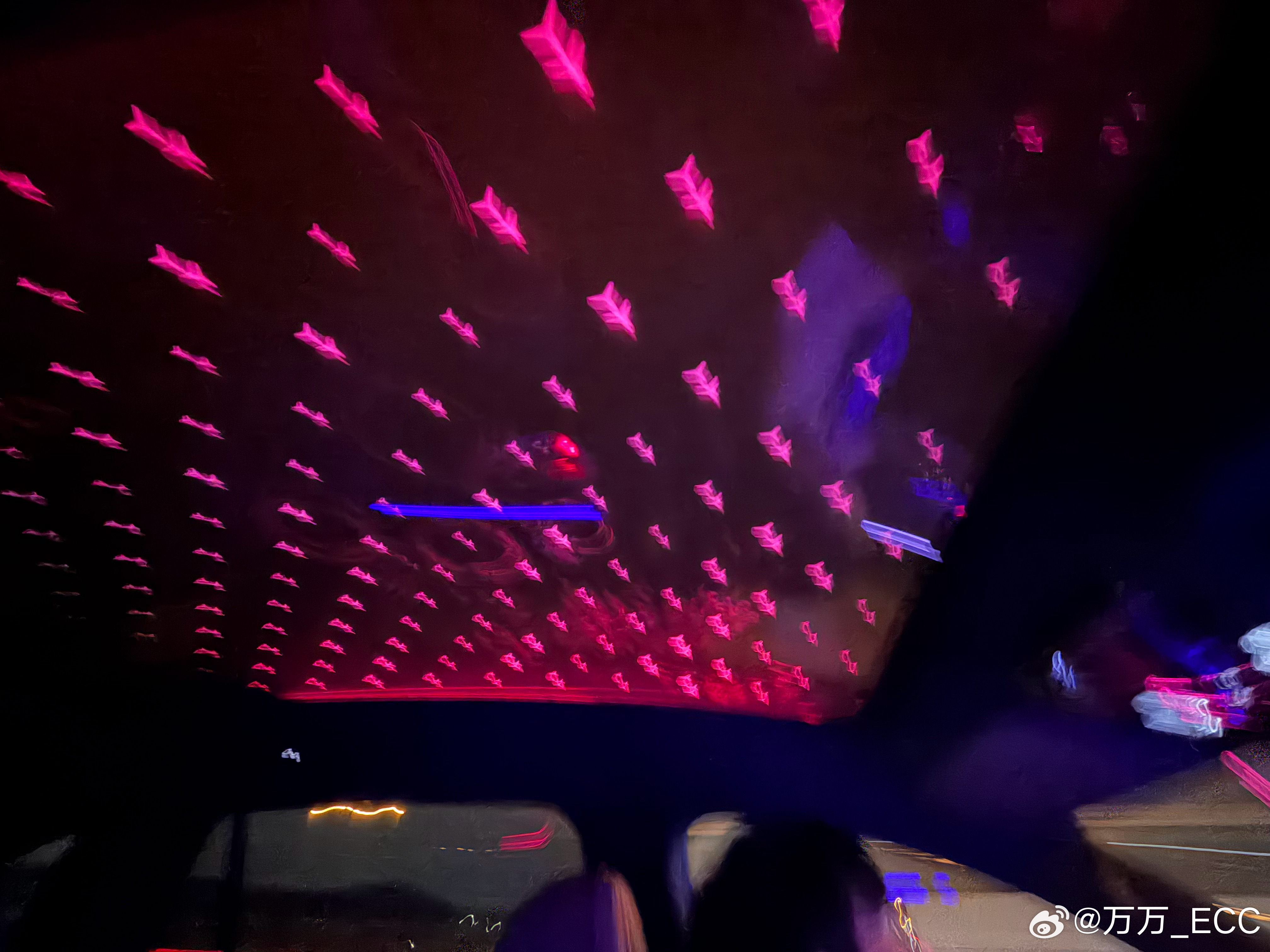 晚上开奔驰纯电 GLC，完全是另一种感觉。这内饰氛围灯简直了全新奔驰纯电glc